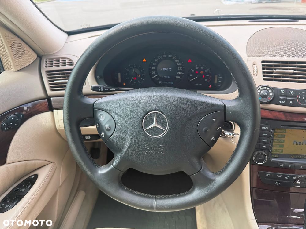 Mercedes-Benz Klasa E 240 4-Matic T Classic - 20