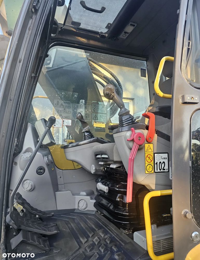 Volvo ECR235CL - 9