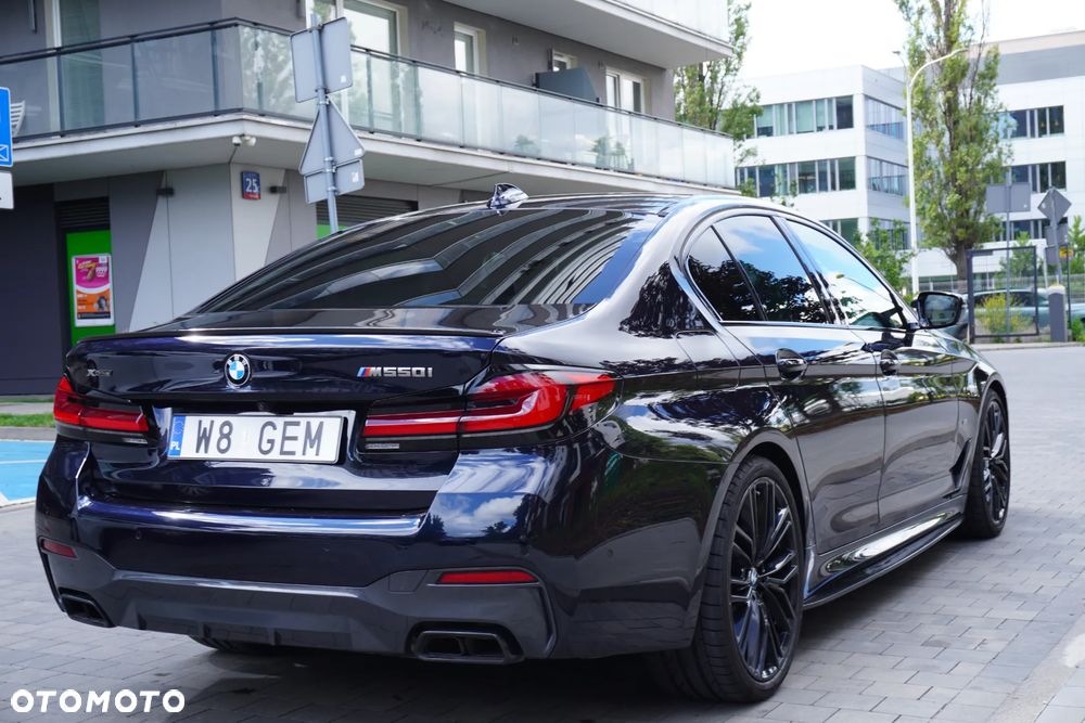 BMW Seria 5 M550i xDrive sport - 9