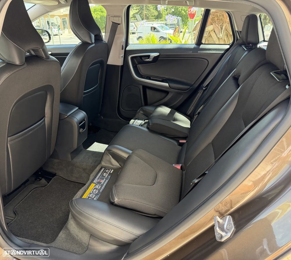 Volvo V60 2.0 D3 Momentum Geartronic - 22