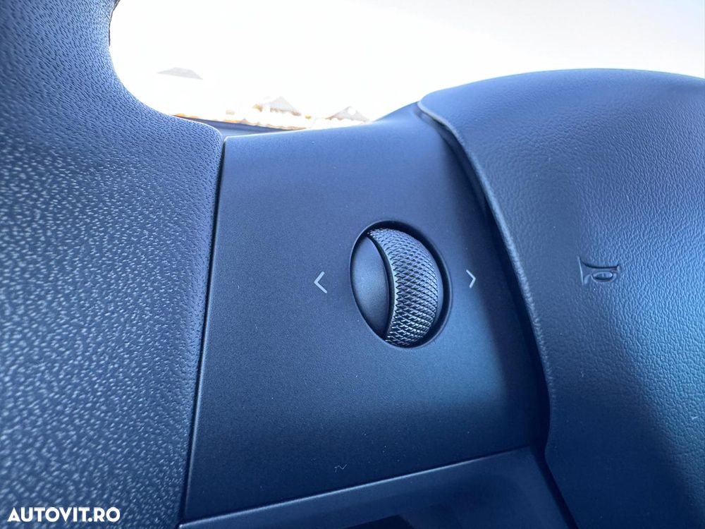 Tesla Model Y Long Range Dual Motor AWD - 23