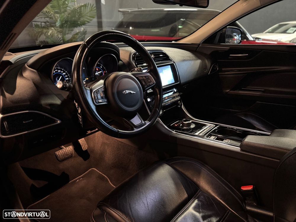Jaguar XE 2.0 D R-Dynamic HSE - 7