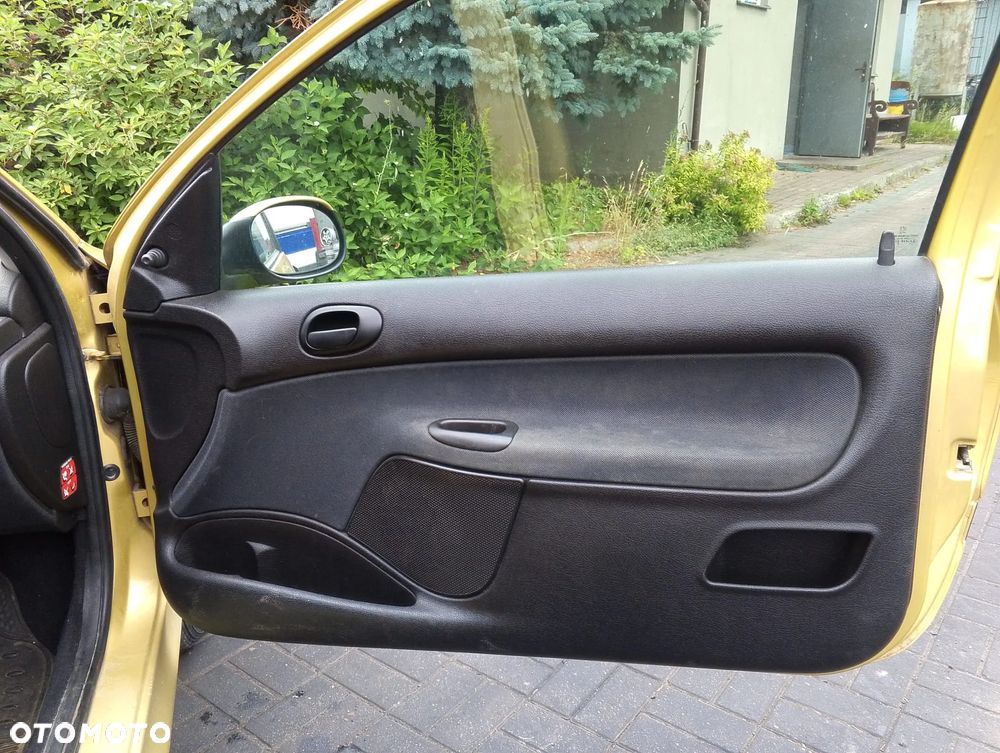 Peugeot 206 I FL (03-09r.) 1.4B 74KM. Silnik KFW Skrzynia 20CP81 lakier KAW – LAKIER ŻÓŁTY PERSEPOLIS.Cały na części. GWARANCJA !!!  Przód Tył Zestaw Komplet Drzwi Klapa Zderzak Błotnik Maska Grill Atrapa Szyba Pas Lampa Lusterko Boczki Fotel Kanapa Kokpit Deska Rozdzielcza Przełącznik Włącznik Sterownik Przewody Wiązka Instalacja Moduł Komputer Czujnik Listwa Pompa Alternator Wtryski Głowica Rozrusznik Kompresor Sprzęgło Dwumas Silnik Skrzynia ABS Klimatyzacji Paliwa Wspomagania Kolektor Turbina Przepustnica Zawór Chłodnica Koło Hak Belka Sanki Zawieszenie Mcpherson Półoś Amortyzator Wydech Tłumik Zacisk Most - 10