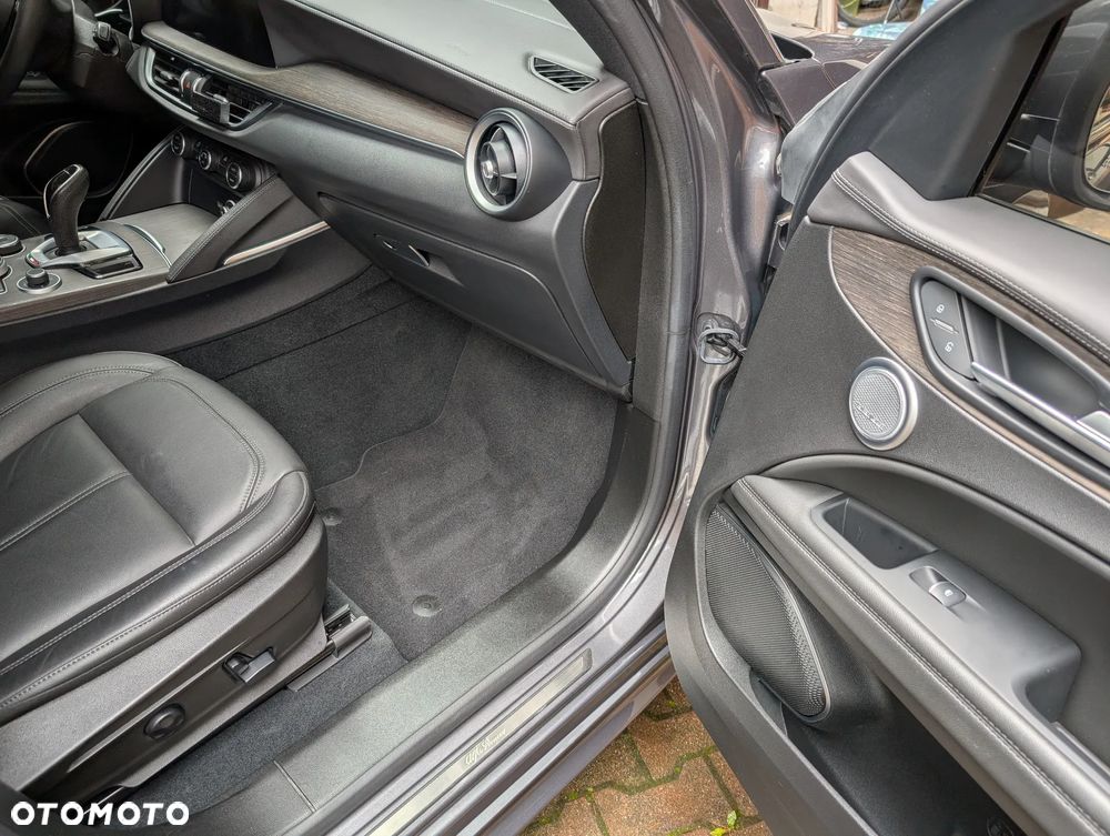 Alfa Romeo Stelvio 2.0 Turbo 16V AT8-Q4 Ti - 10