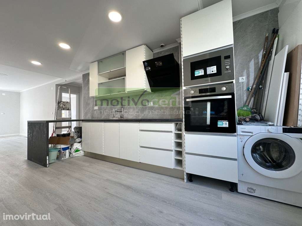 T2 Luminoso e Totalmente Remodelado em Benfica com Cozinha Equipada - Grande imagem: 2/13