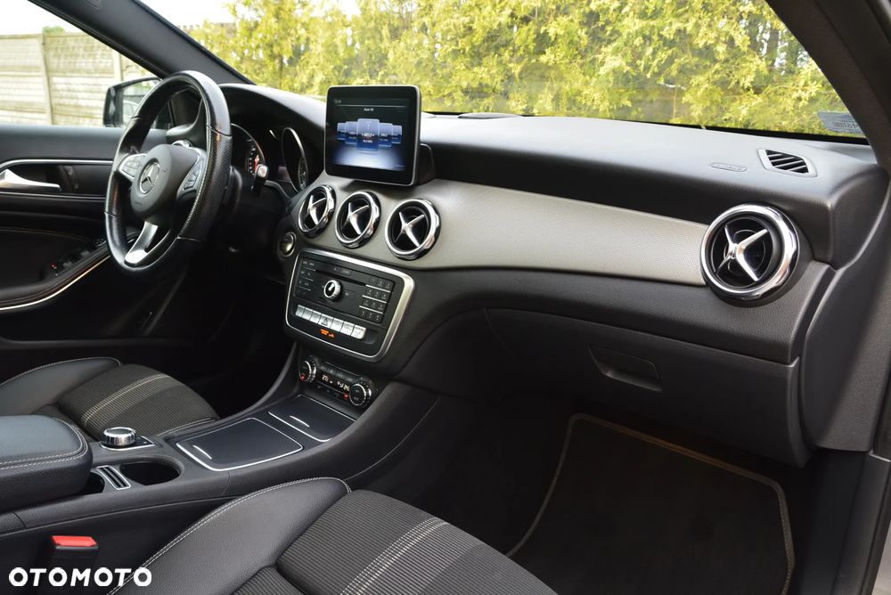 Mercedes-Benz GLA 200 7G-DCT AMG Line - 22