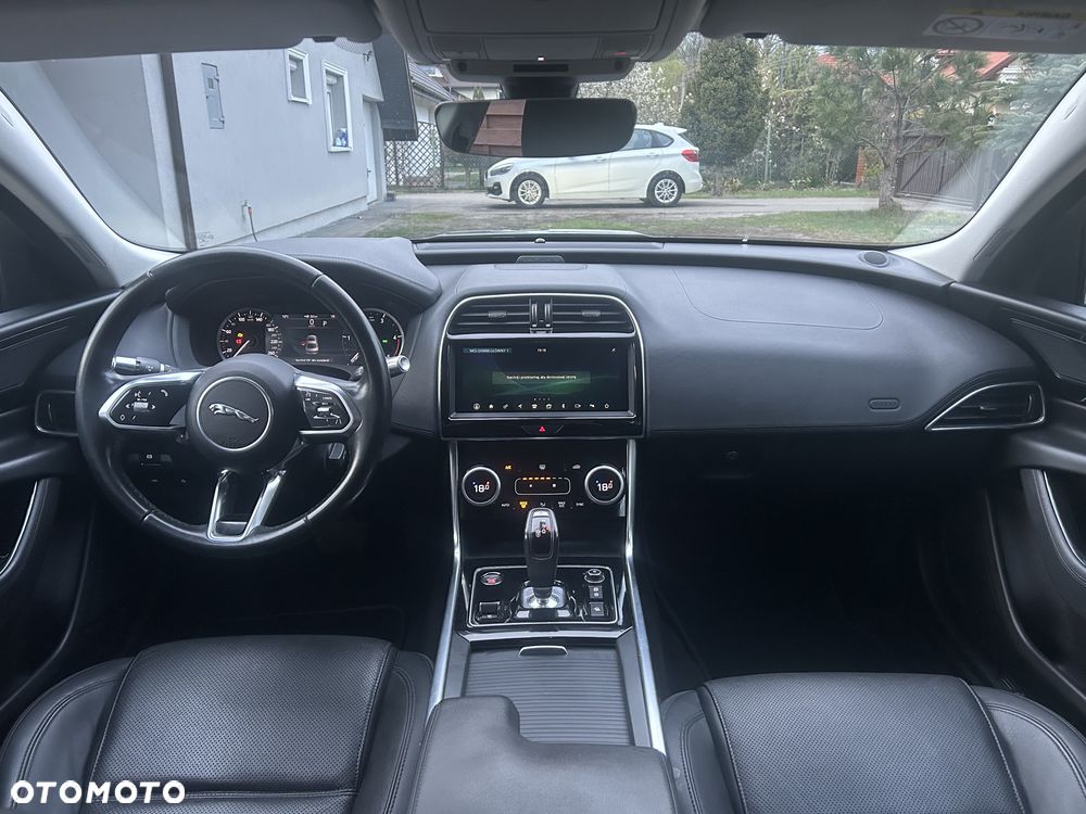 Jaguar XE 20d Prestige - 12