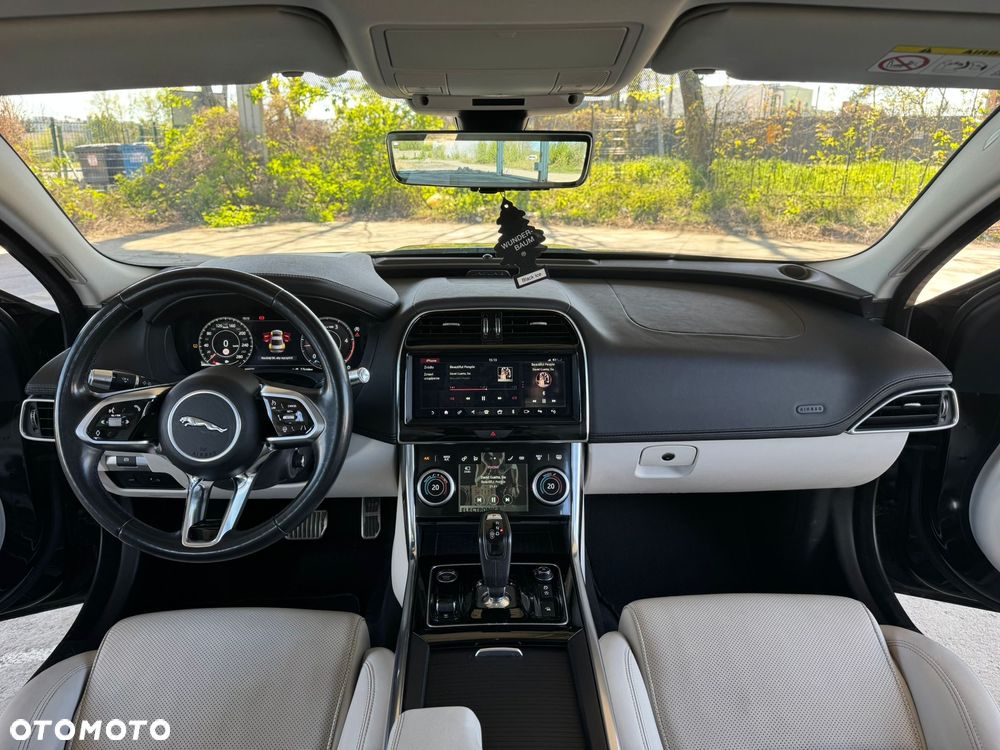 Jaguar XE 2.0 D180 HSE - 19