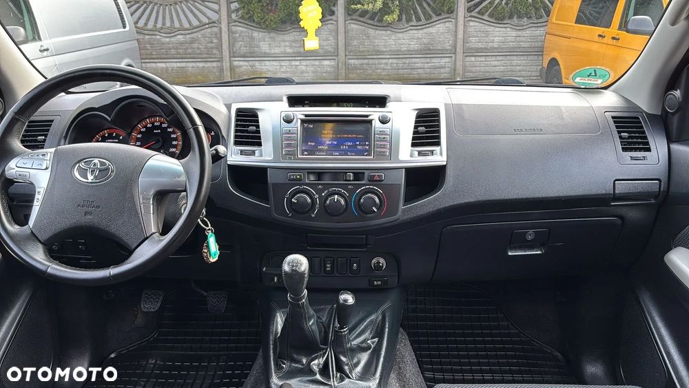 Toyota Hilux 2.5 D-4D SR - 17