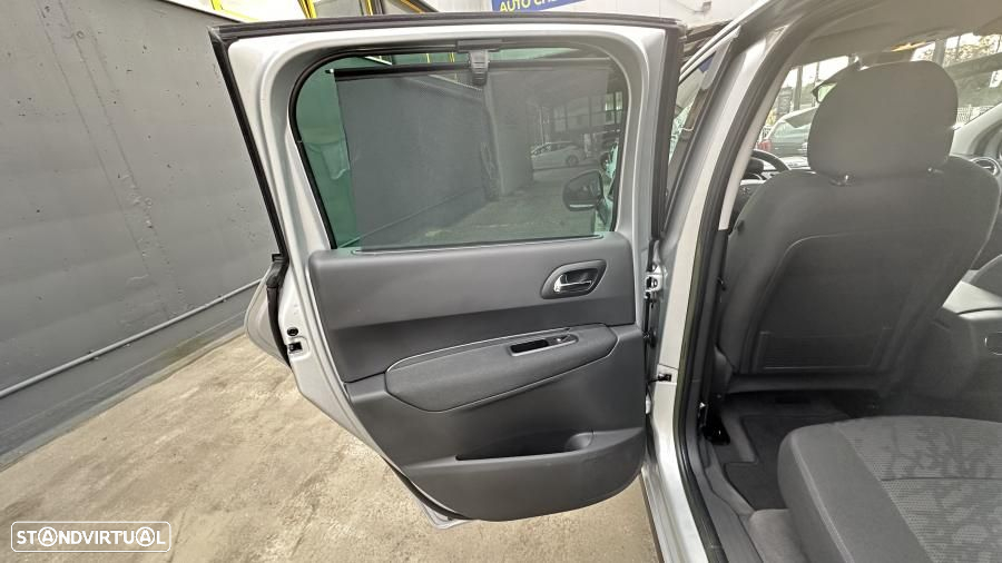 Peugeot 3008 1.6 e-HDi Active CMP6 - 17