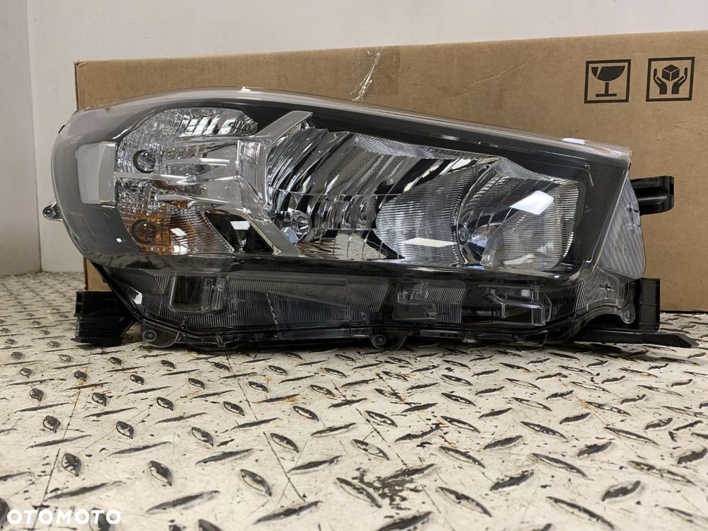 NOWA ORYGINALNA LAMPA PRAWA TOYOTA HILUX VIII LIFT 21- 81110-0KK60 - 5