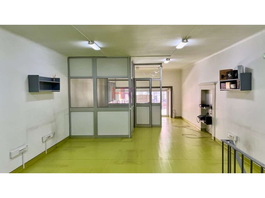Vende-se Loja Zona emblemática de Coimbra. - Grande imagem: 2/14