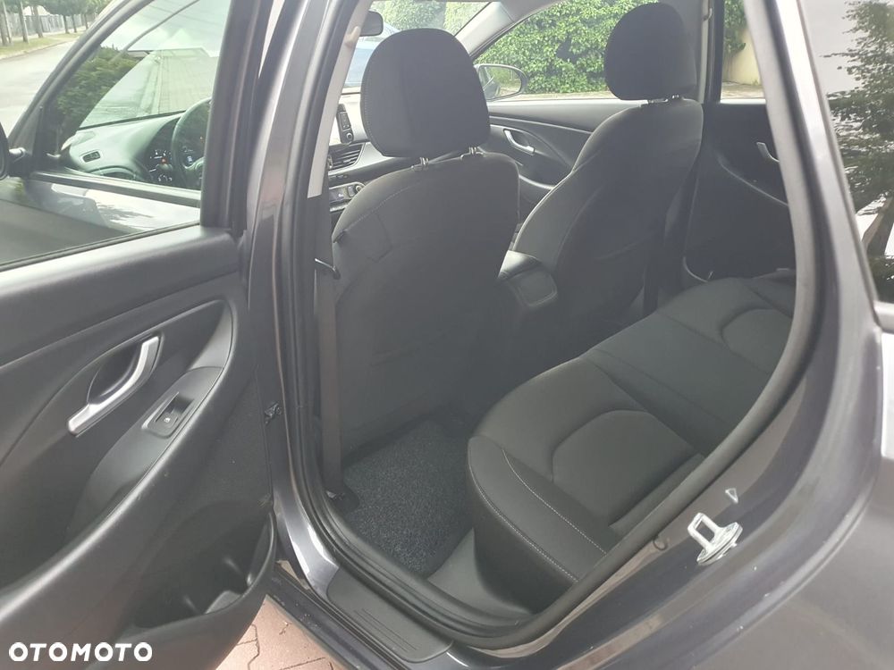 Hyundai i30 blue Kombi 1.4 YES Silver - 16