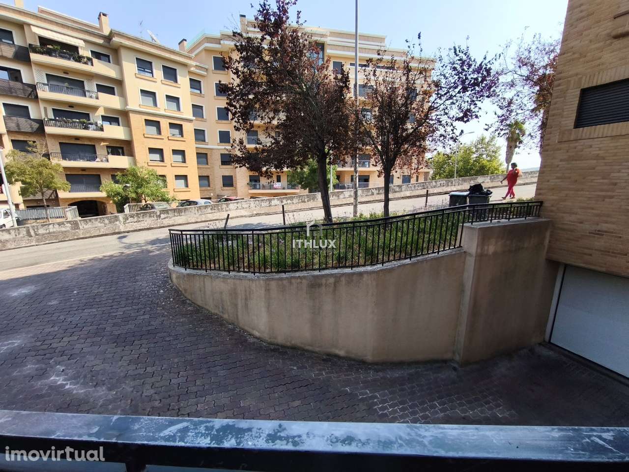 Loja na Quinta do Almirante, com saída de fumos e garagem - Grande imagem: 2/25