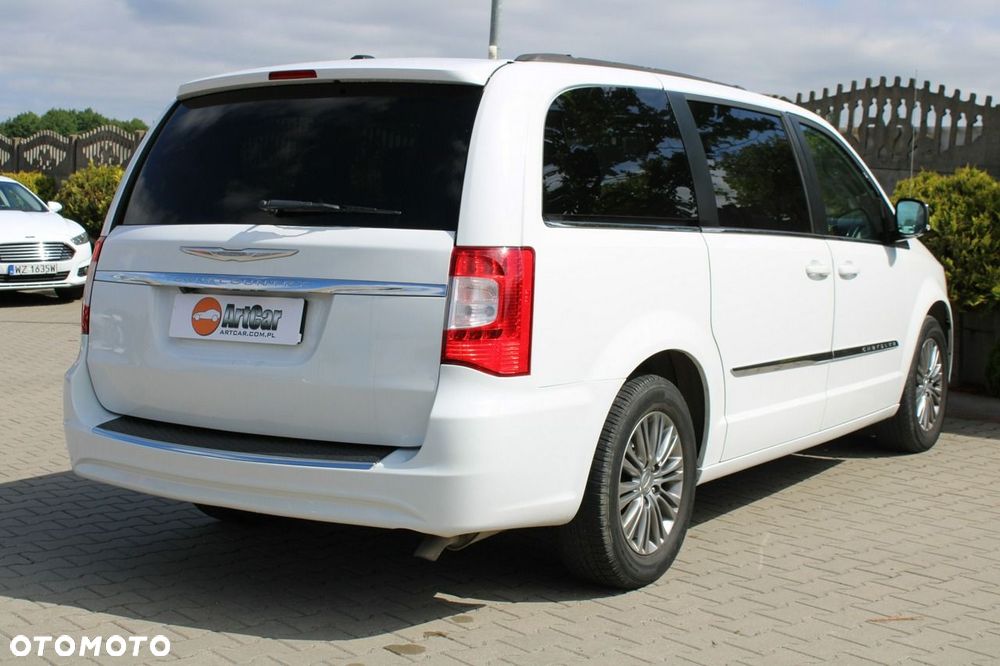 Chrysler Town & Country - 38