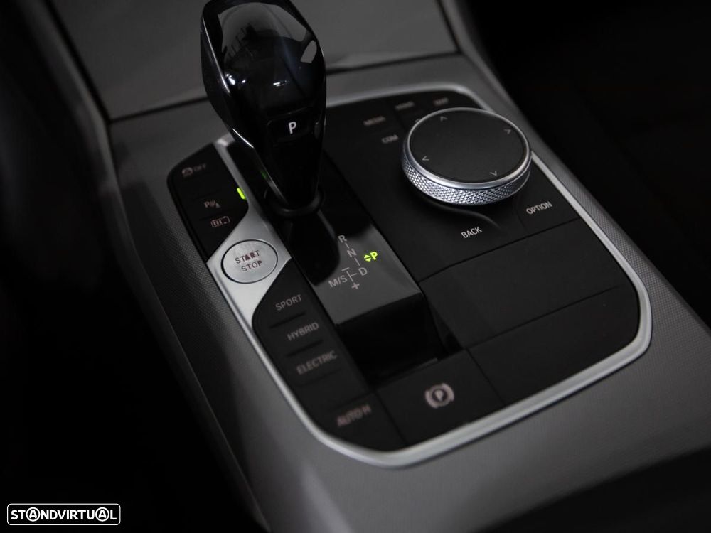 BMW 330 e Touring Corporate Edition Auto - 32