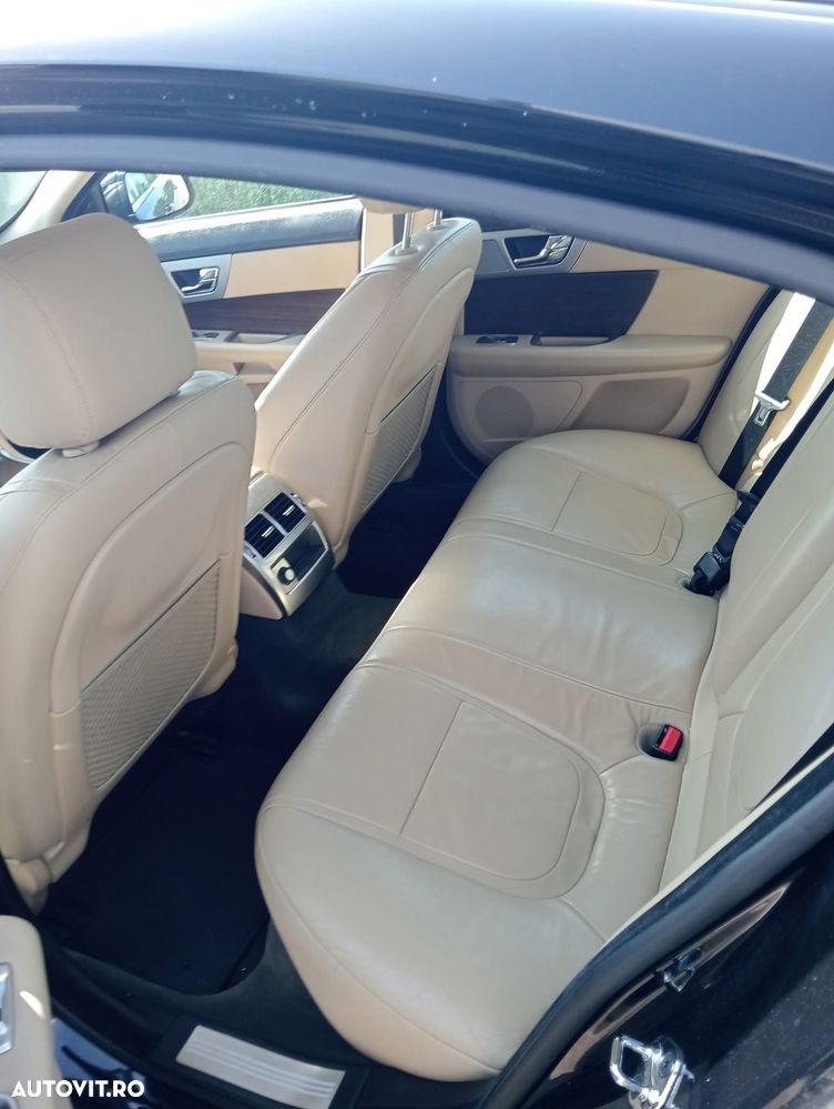 Jaguar XF 20d RWD E-Performance Pure - 7