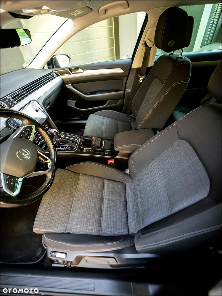 Volkswagen Passat - 32