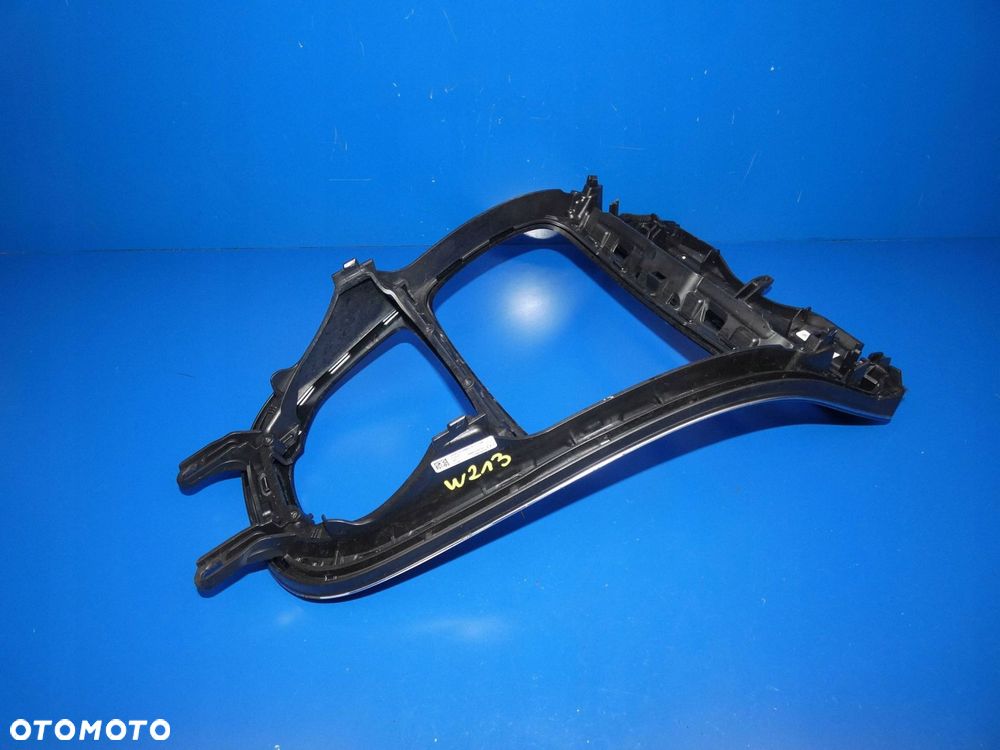 Ramka jednostki multimedialnej Mercedes-Benz E W213 A2138100815 - 2