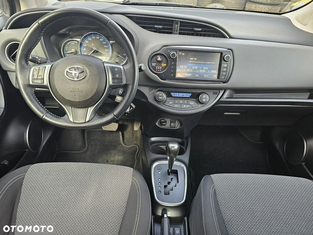 Toyota Yaris Hybrid 100 Business Edition - 19