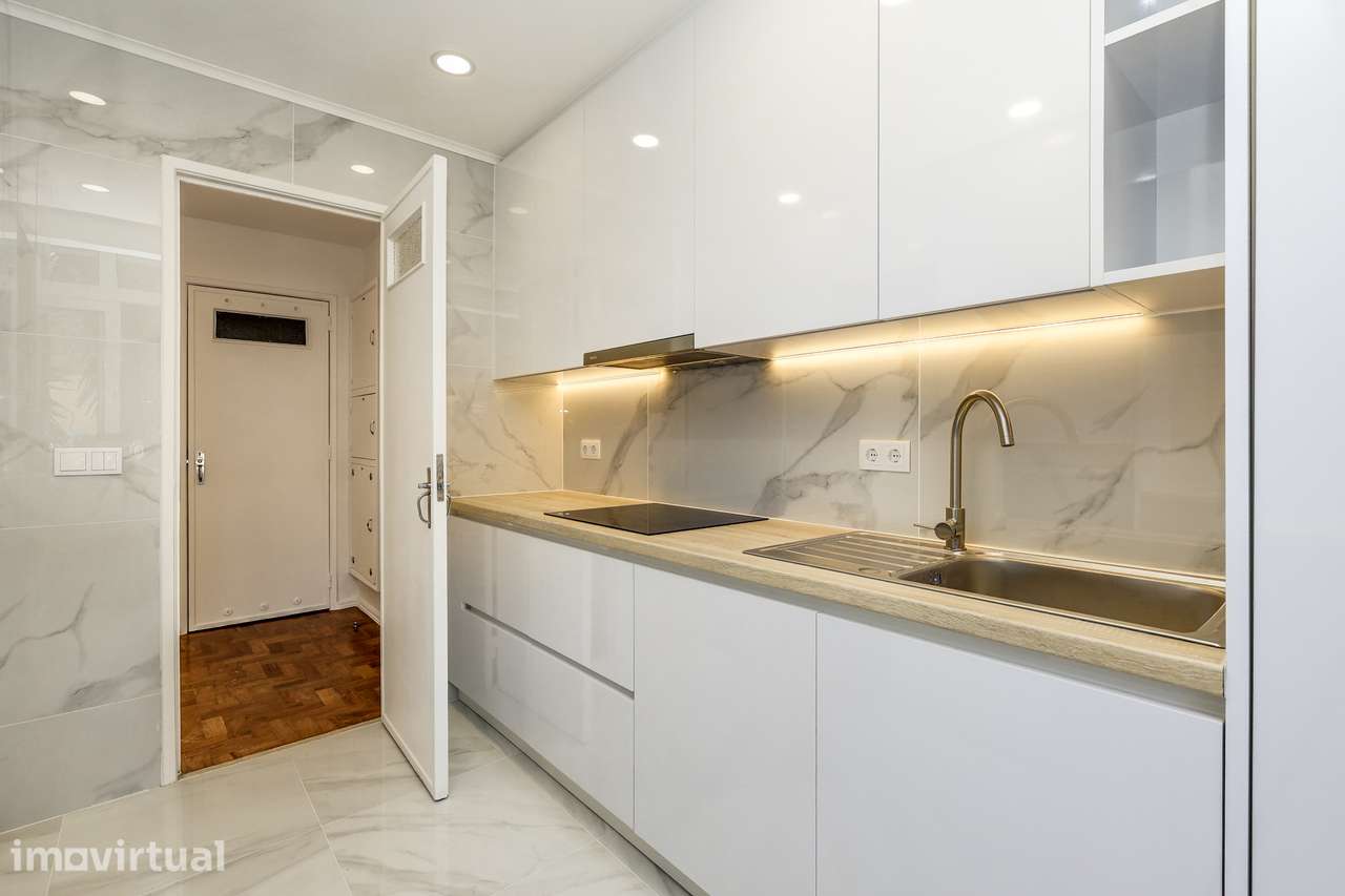 T2 Remodelado no Restelo com Varandas e Excelente Luz Natural - Grande imagem: 5/23