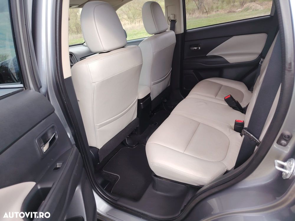 Mitsubishi Outlander 2.0 4WD Plus - 13