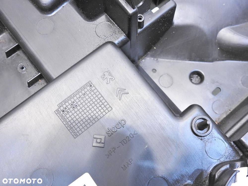 OBUDOWA SKRZYNKI BEZPIECZNIKÓW C5 III 2.2 HDI - 7