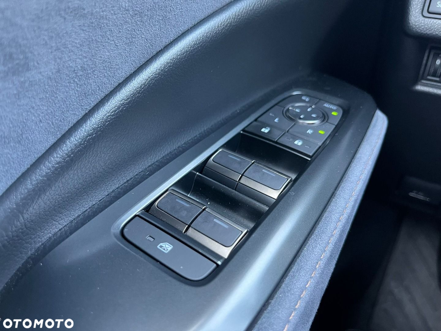 Lexus LBX 1.5 Hybrid Cool AWD - 35