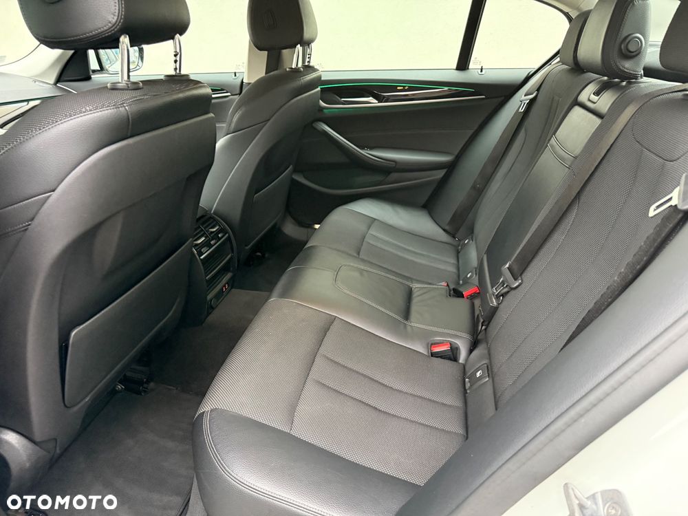 BMW Seria 5 530e iPerformance xDrive Sport Line sport - 23
