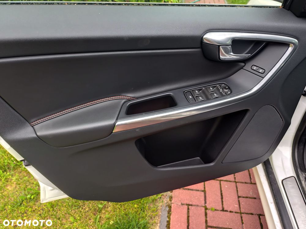 Volvo XC 60 D4 AWD Momentum - 25