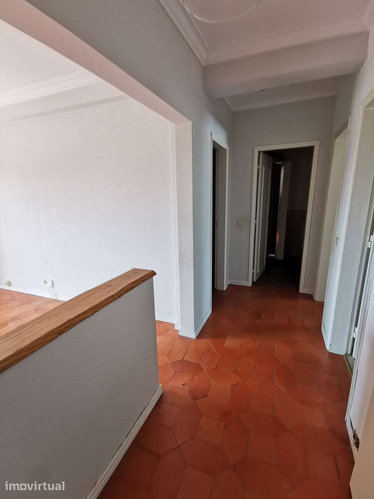 Apartamento T2 com garagem no Estoril - Grande imagem: 2/19