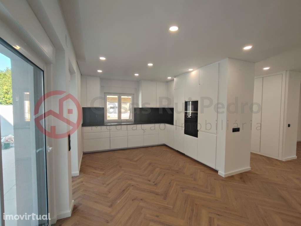 Moradia T3 Totalmente Reconstruída no Centro de Almada - Grande imagem: 2/49