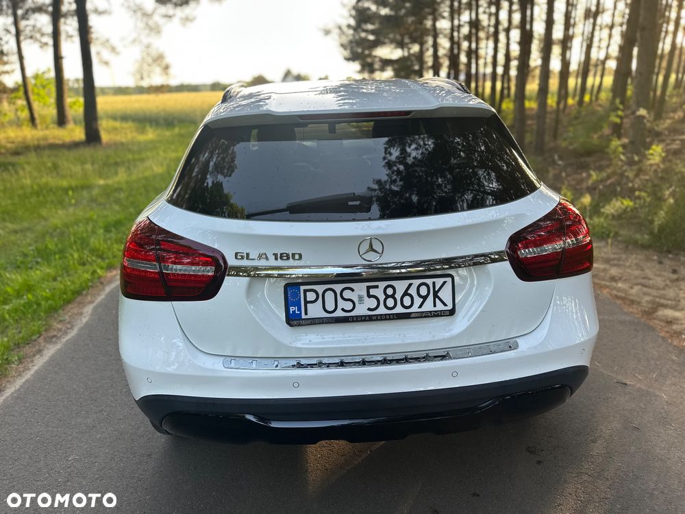 Mercedes-Benz GLA 180 7G-DCT Urban - 10