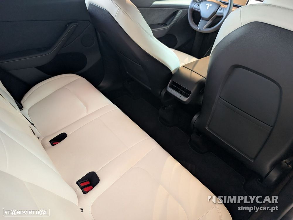 Tesla Model Y - 8