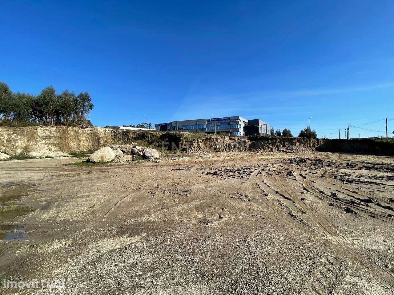 Terreno industrial de grandes dimensões, com 7 069m2, no Polo 6, em Fr - Grande imagem: 3/45