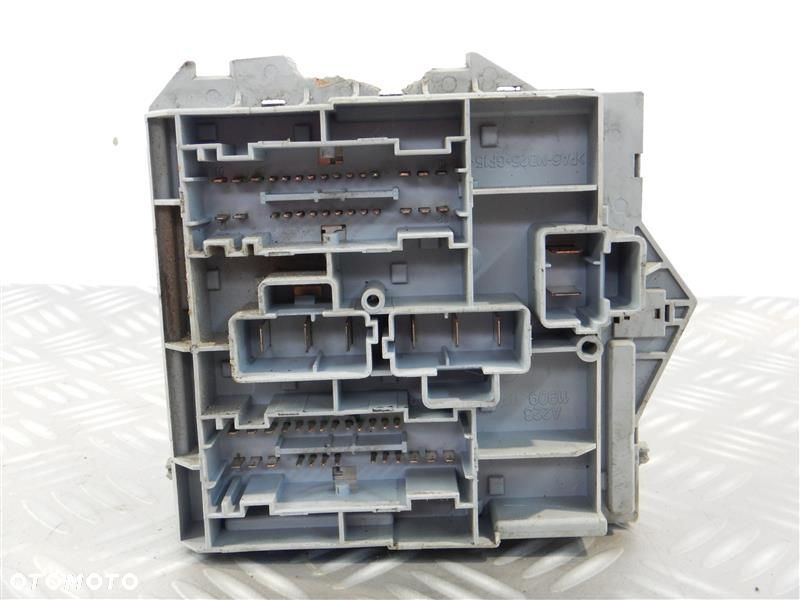 SKRZYNKA BEZPIECZNIKÓW FIAT STILO 1,9 JTD 115 KM 01-07 R 46846109 - 2