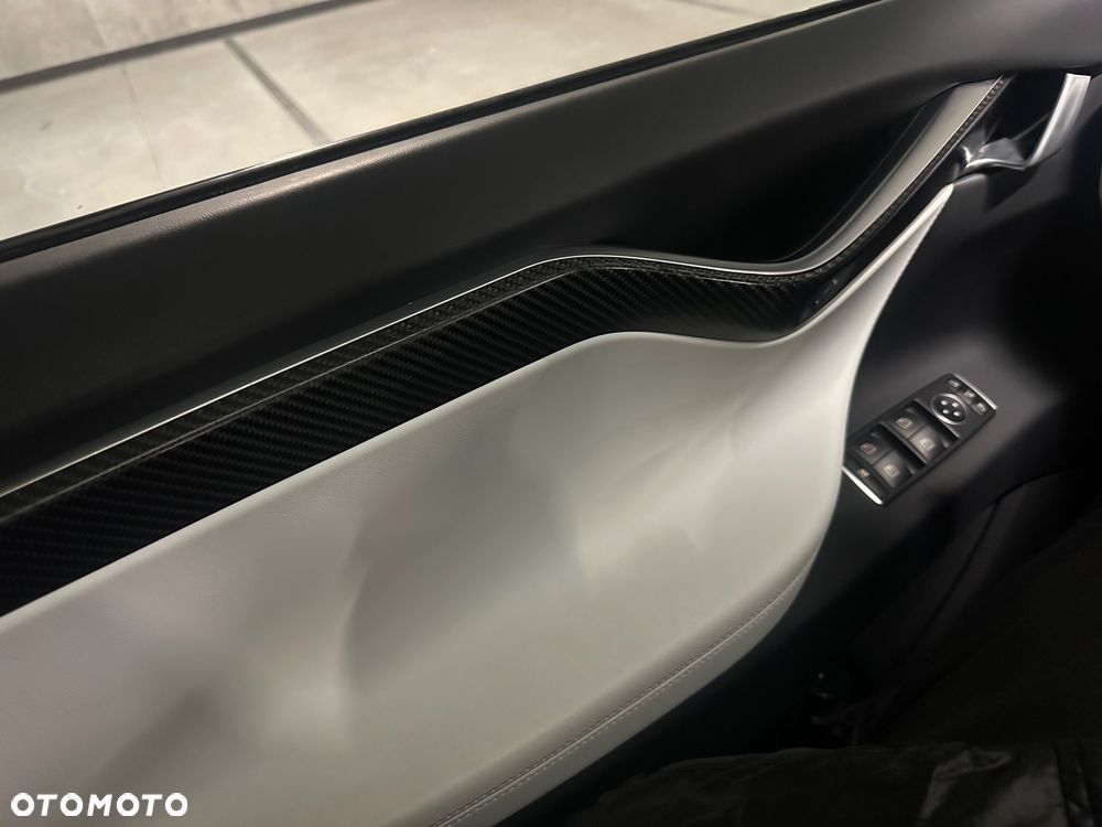 Tesla Model X - 39
