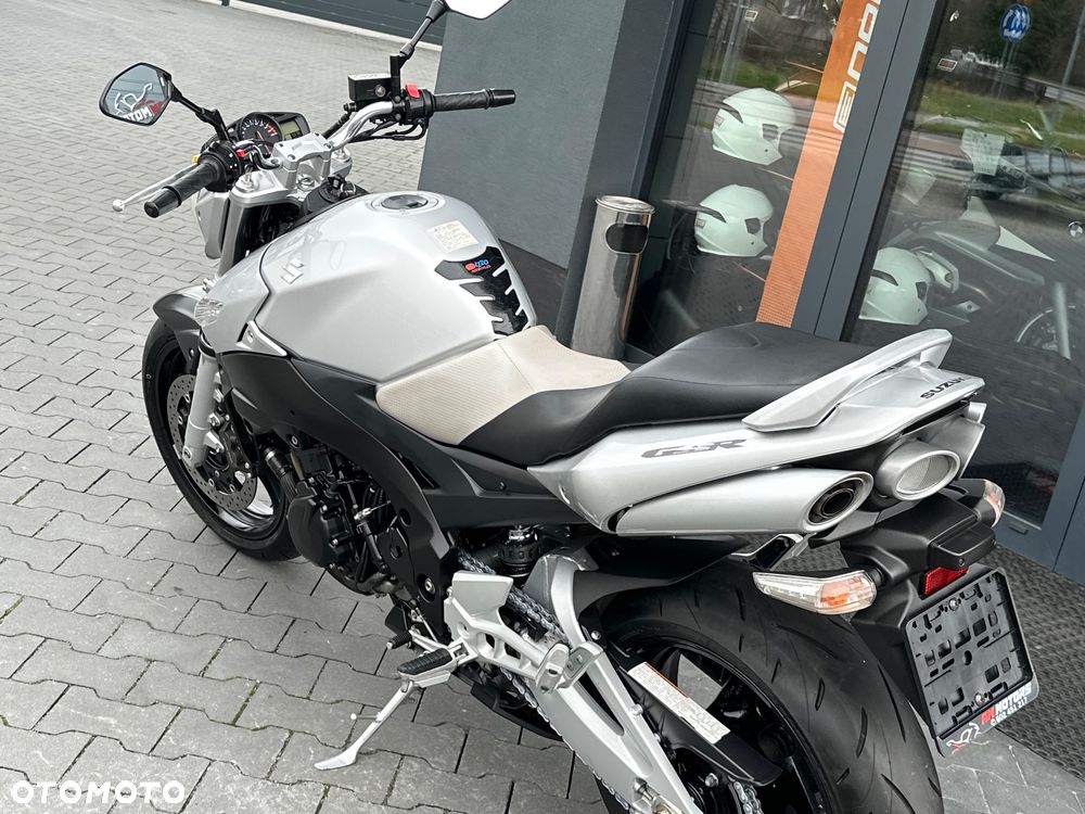Suzuki GSR - 29