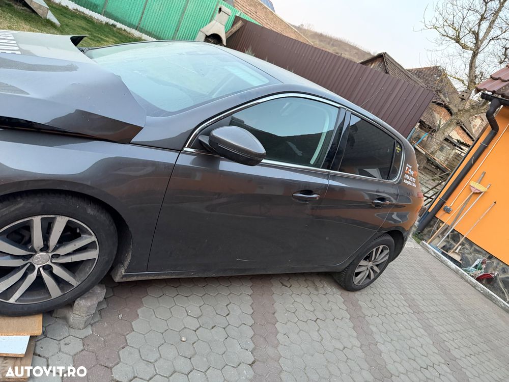 Peugeot 308 1.2 L PureTech Turbo S&S EAT8 Allure - 4