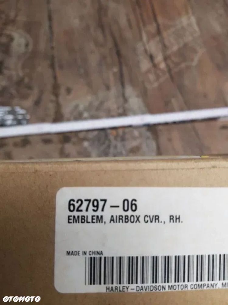 Emblemat na atrapę zbiornika Harley Davidson V-Rod 62797-06 - 8