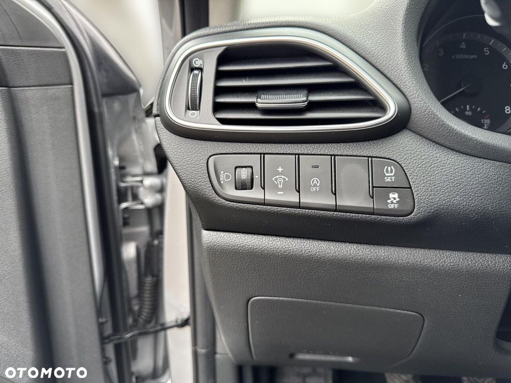 Hyundai i30 1.5 DPI Classic + - 21