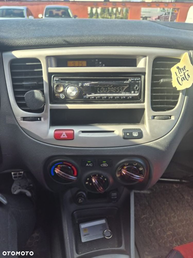 Kia Rio - 8
