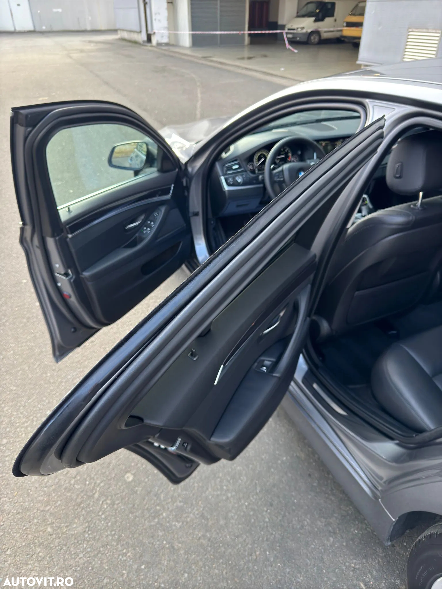 BMW Seria 5 520d xDrive - 11