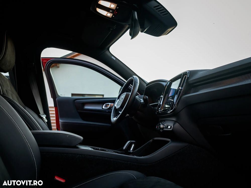 Volvo XC 40 B4 AT8 AWD Mild Hybrid R-Design - 32