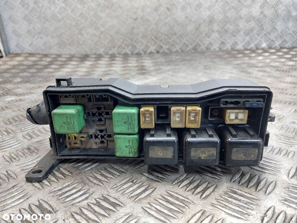 SKRZYNKA BEZPIECZNIKÓW PRZEKAŹNIKÓW ISUZU NQR70LL 4.8 - 1