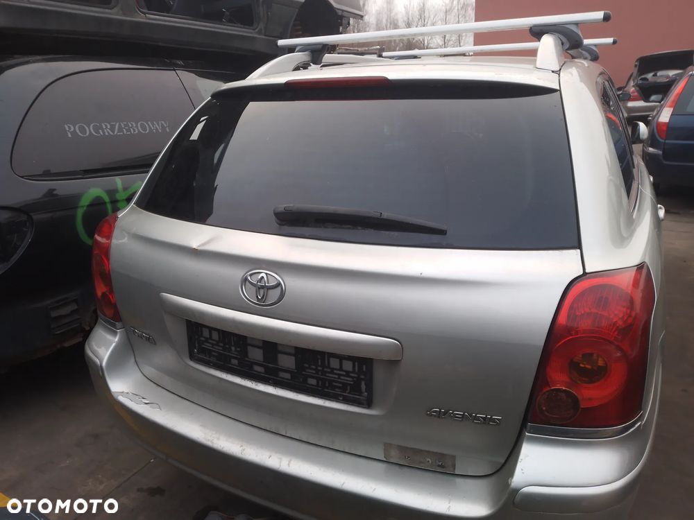 TOYOTA AVENSIS KOMBI T25 2.0 1CD-FTV  03-06    LAMPA TYŁ PRAWA LEWA