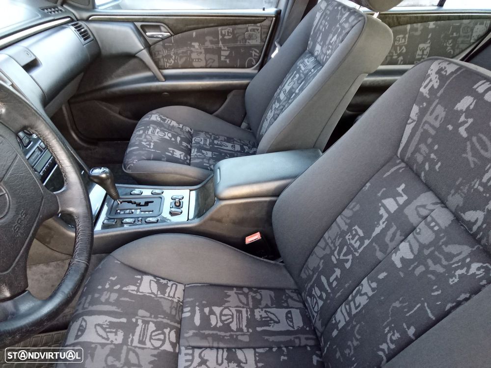 Mercedes-Benz E 300 TD Classic - 11