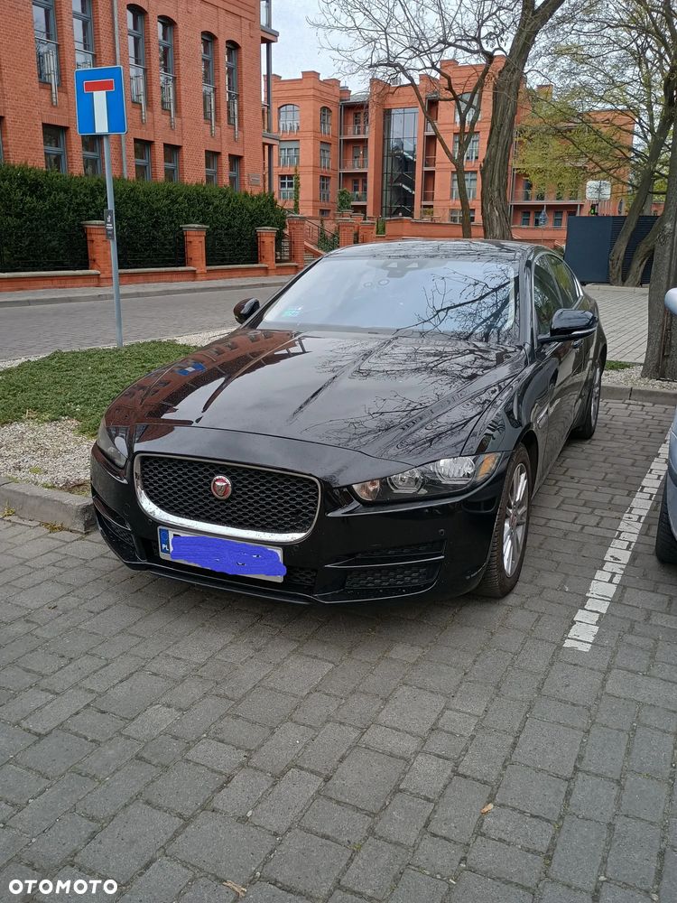 Jaguar XE 25t AWD Portfolio - 3