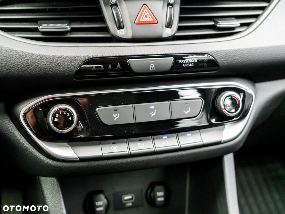 Hyundai i30 1.5 DPI Classic + - 16