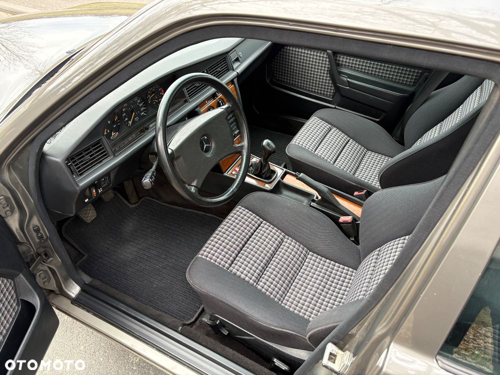 Mercedes-Benz W201 (190) - 12